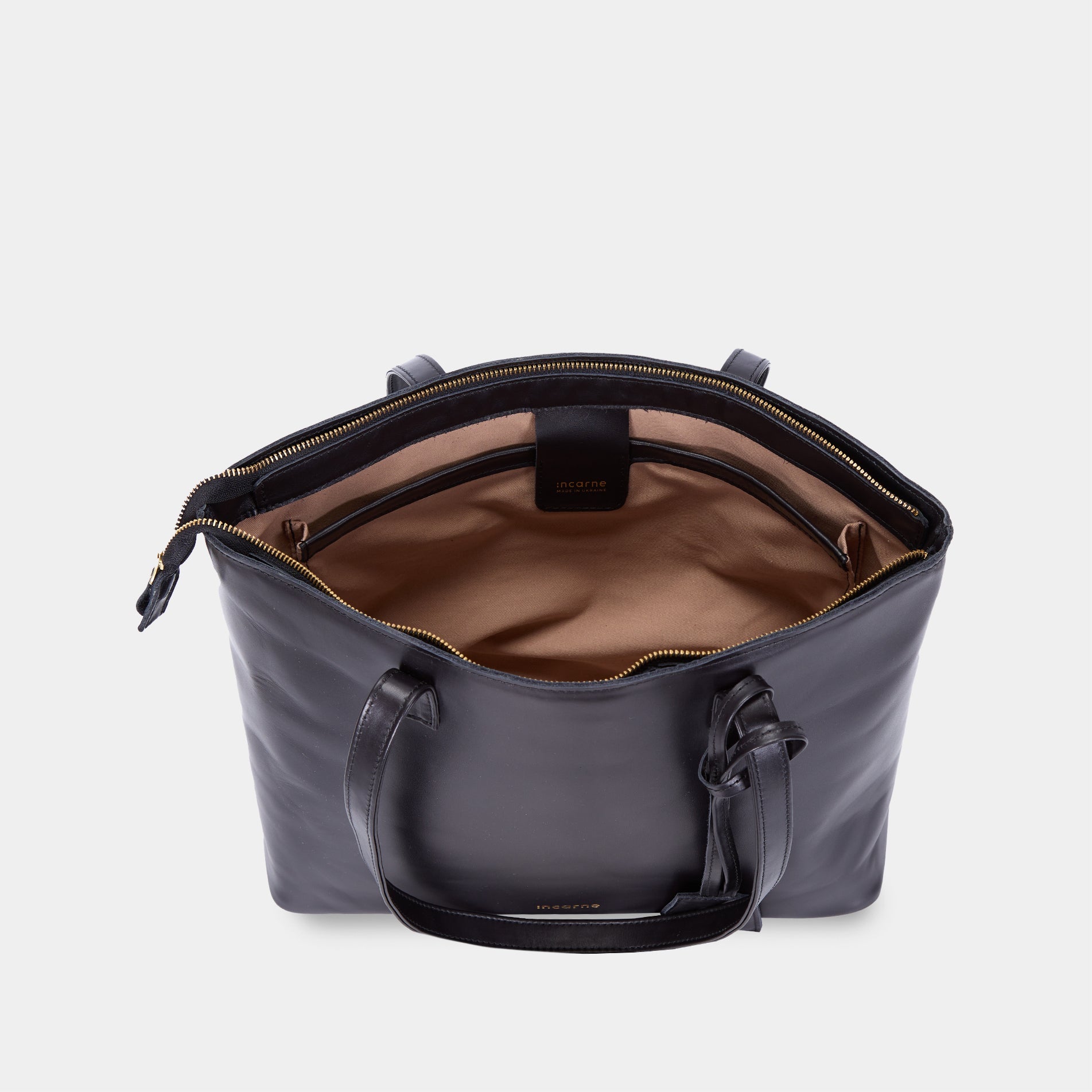 Emeli black leather bag worn on the shoulder