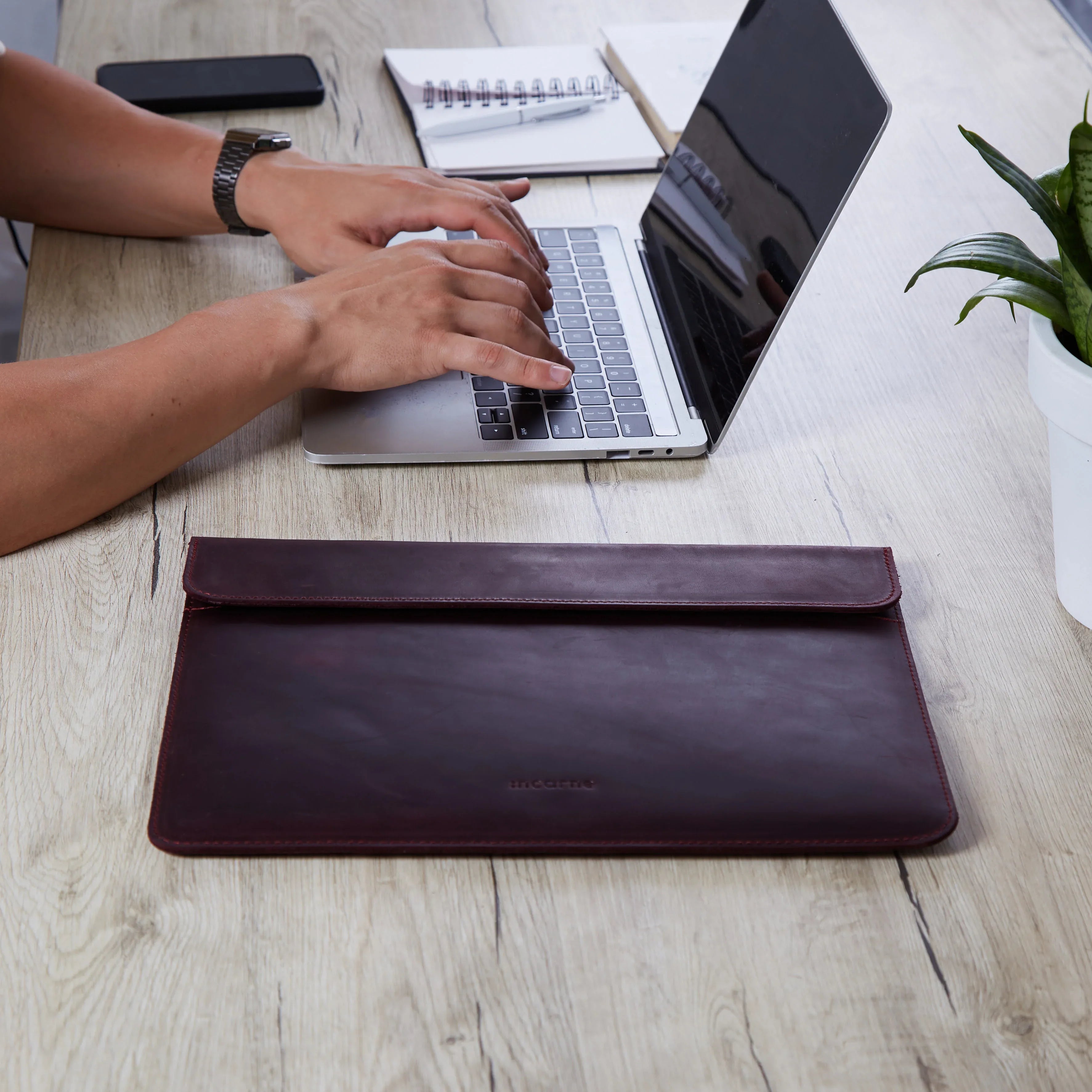 Klouz Laptop Sleeve, Burgundy (vintage) - INCARNE® Global