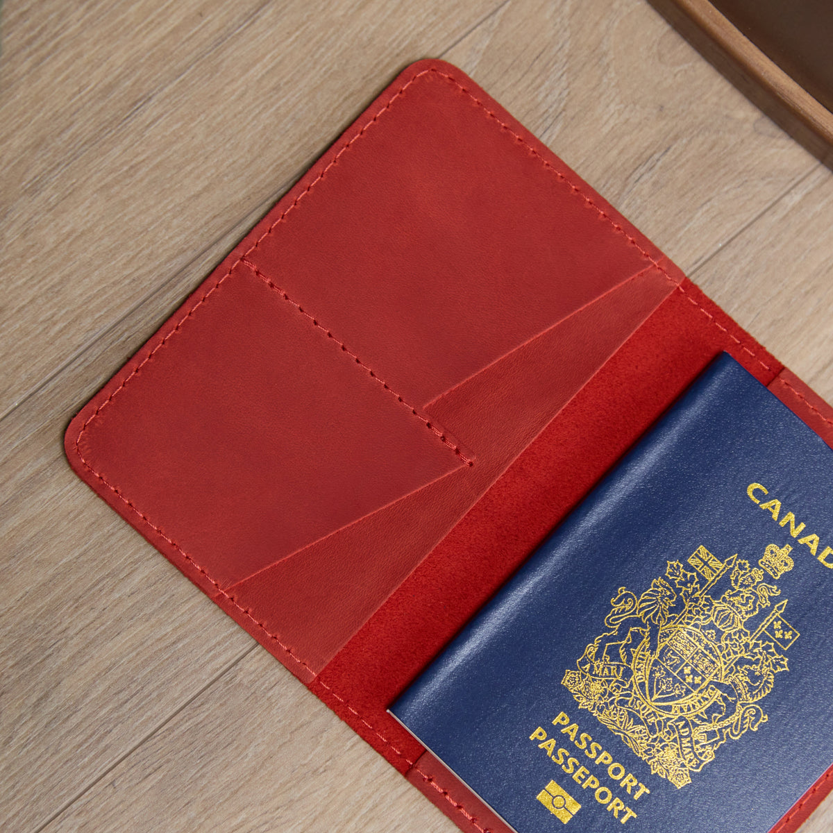 Reisepasshülle mit dem Nationalsymbol Kanadas