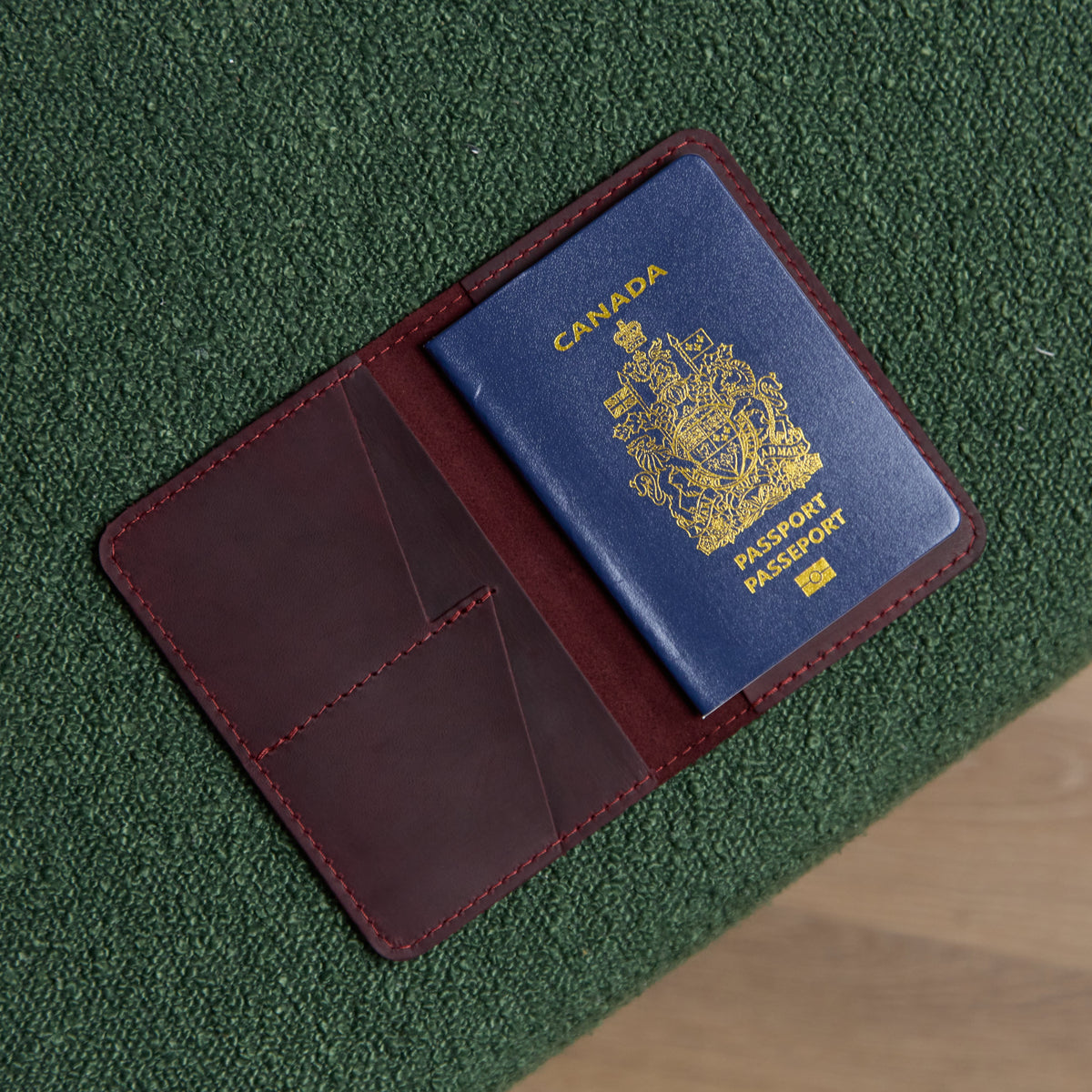Reisepasshülle mit dem Nationalsymbol Kanadas