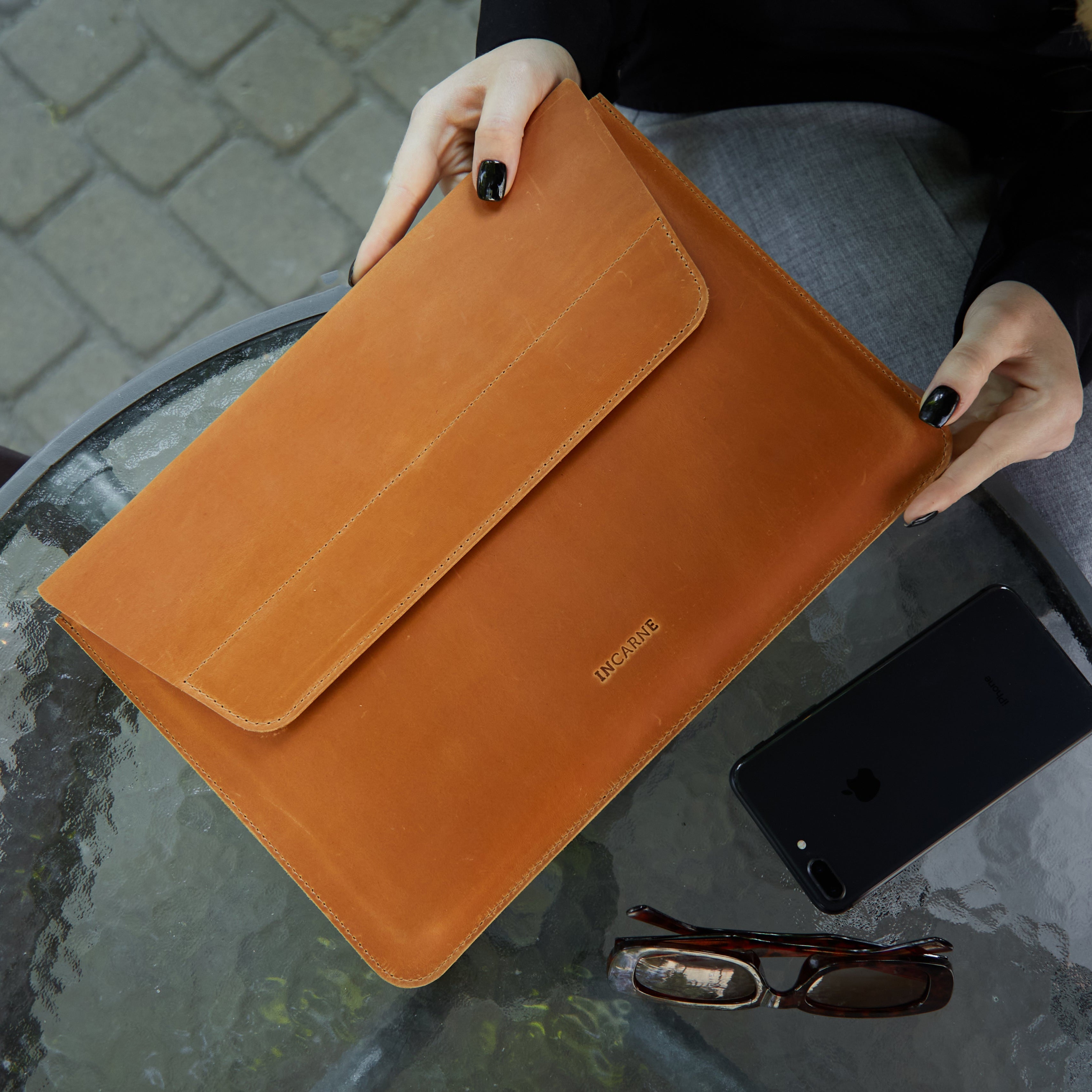 Line Laptop Sleeve, Cognac (vintage)