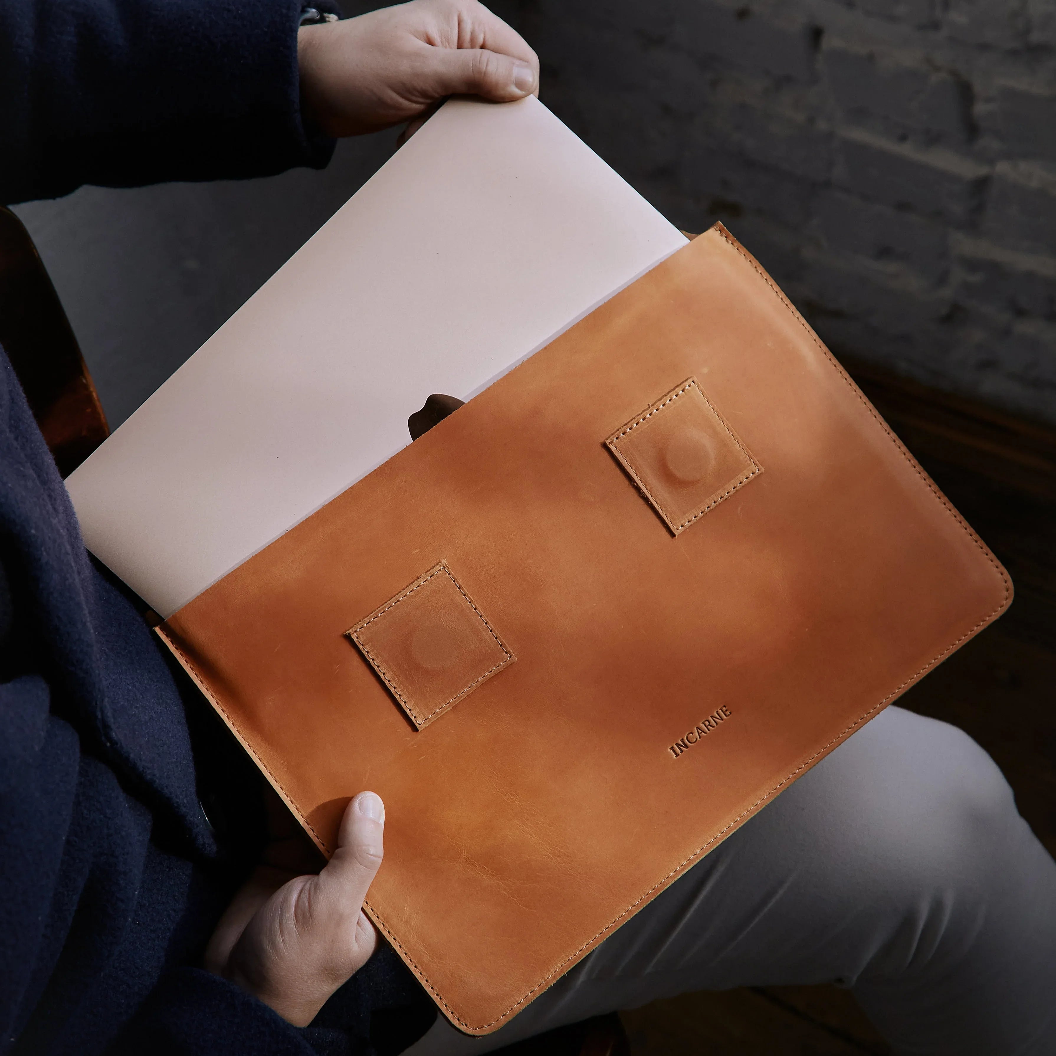 Line Laptop Sleeve, Cognac (vintage) - INCARNE® Global