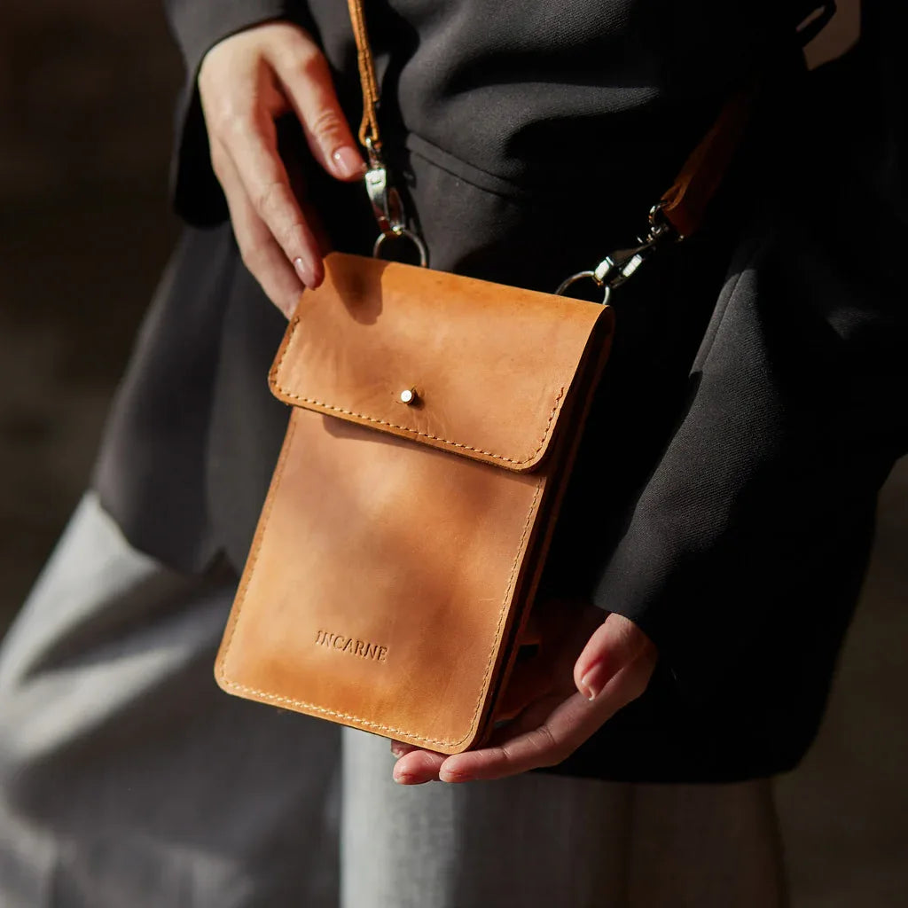 Smart Case Phone Bag Made from Vintage Leather - INCARNE® Global