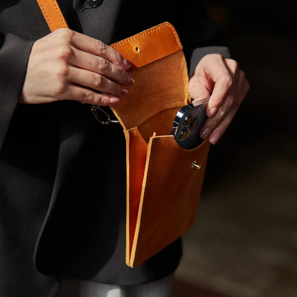 Smart Case Phone Bag Made from Vintage Leather - INCARNE® Global