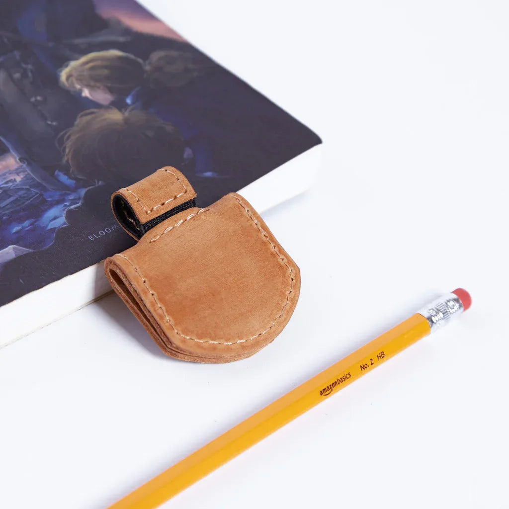 Magnetic bookmark made from vintage leather - INCARNE® Global