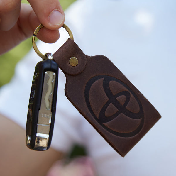 Porte-clés en cuir avec le logo de la marque automobile