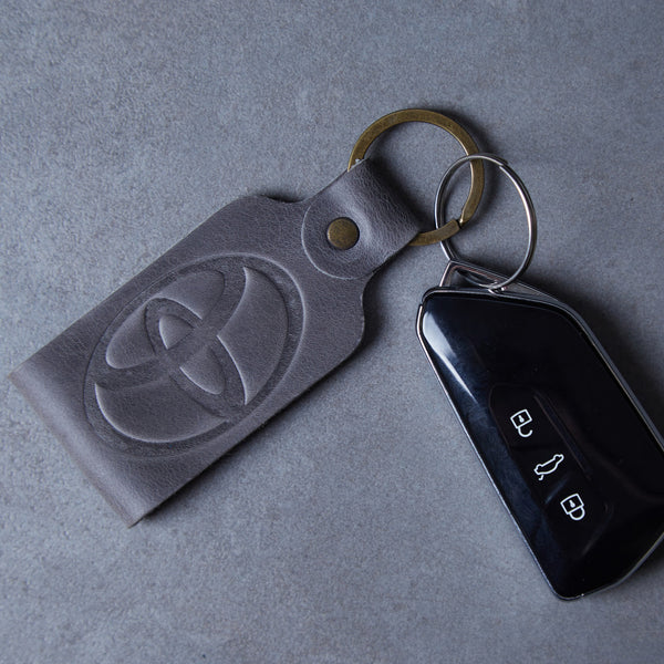 Porte-clés en cuir avec le logo de la marque automobile