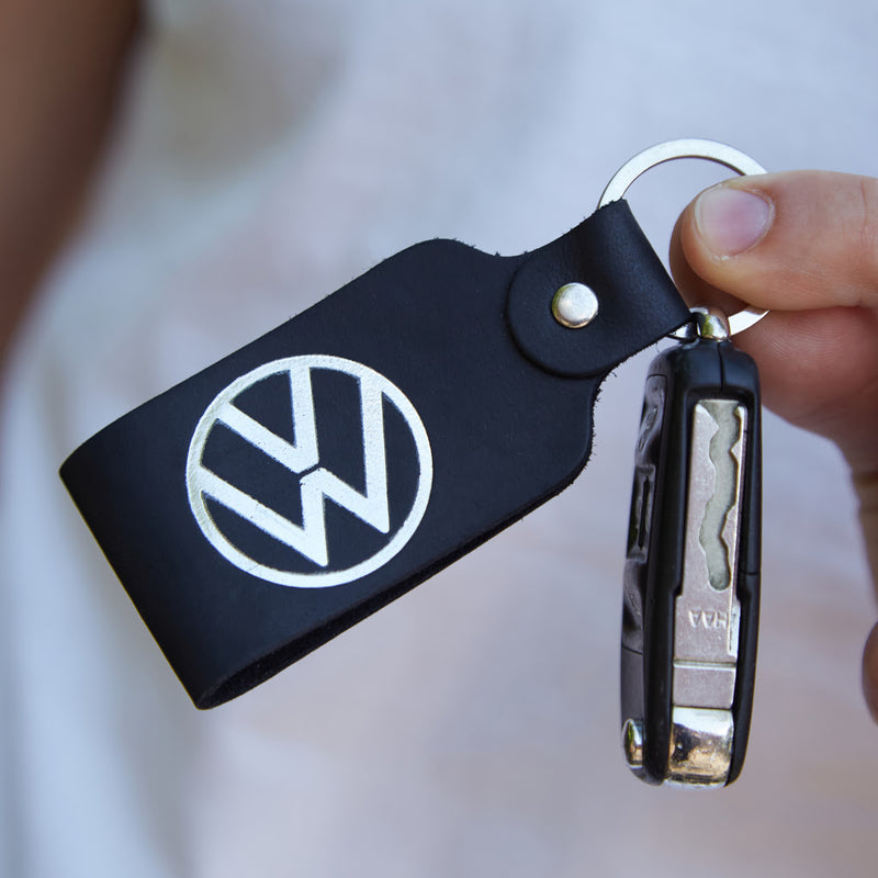 Porte-clés en cuir avec le logo de la marque automobile – INCARNE