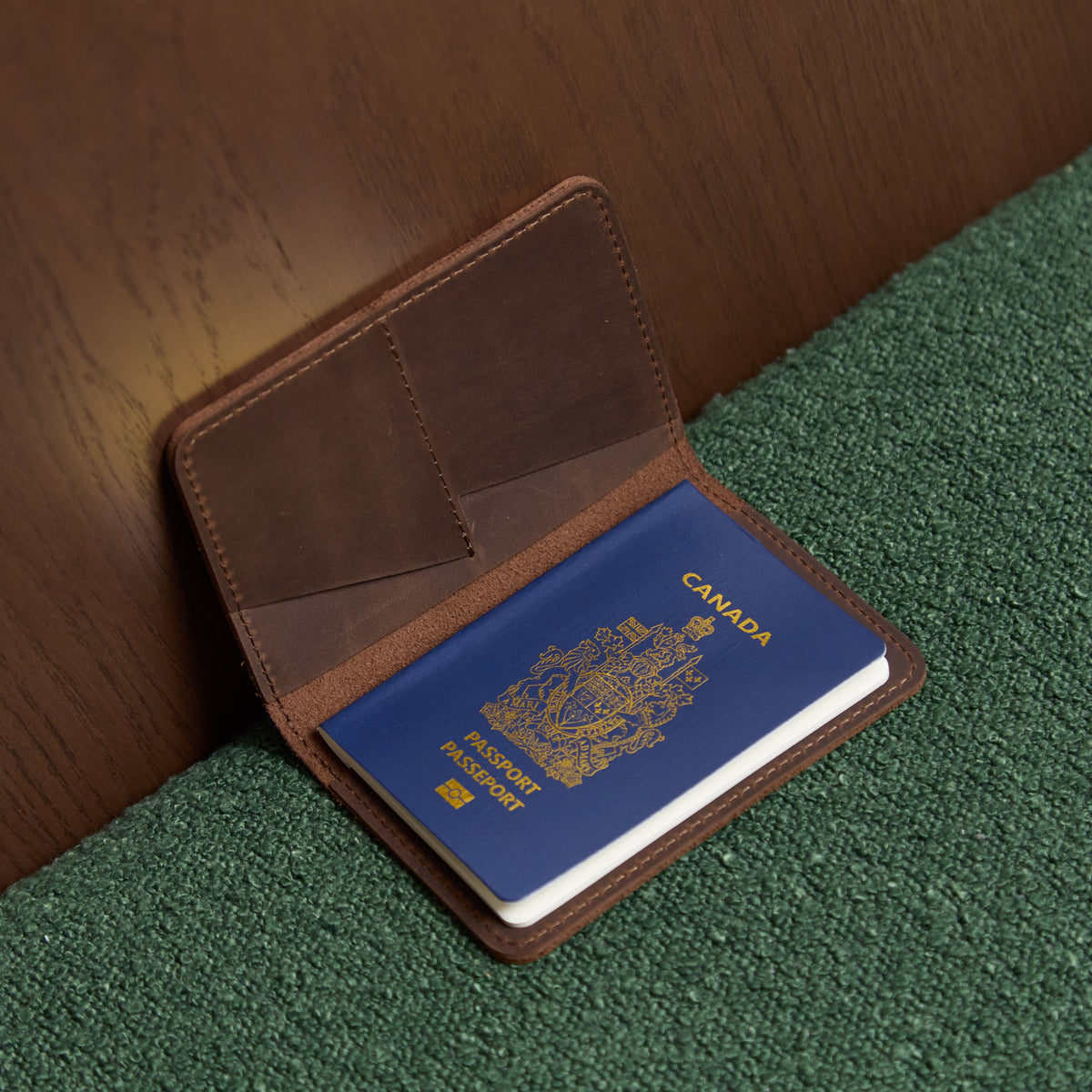 Reisepasshülle mit dem Nationalsymbol Kanadas