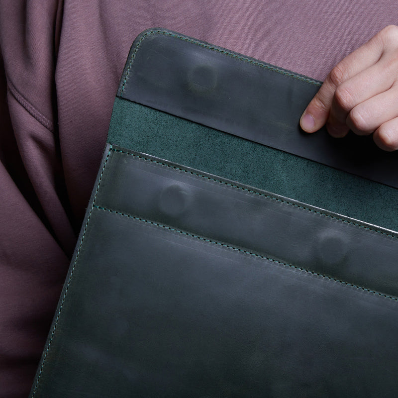 Klouz Tablet Sleeve with Felt Lining and Apple Logo