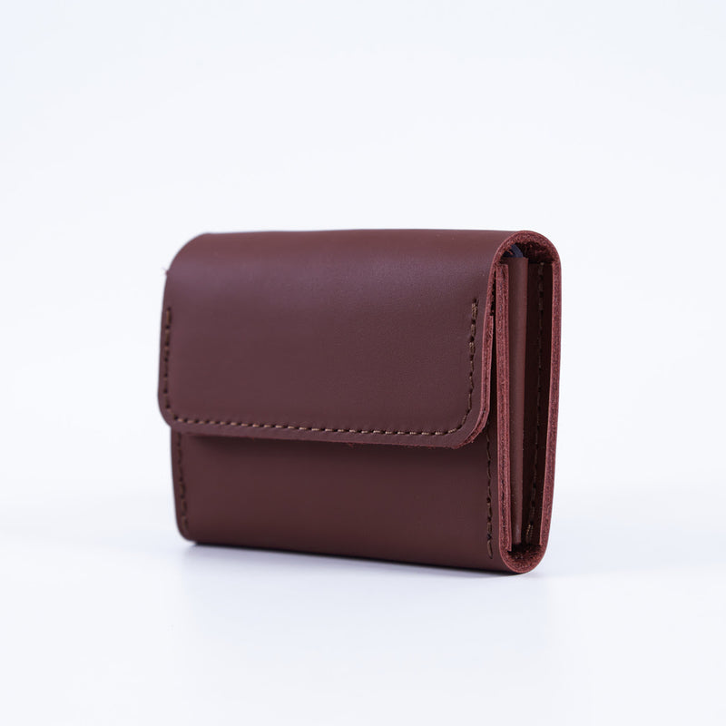 Lean Compact wallet made of classic leather