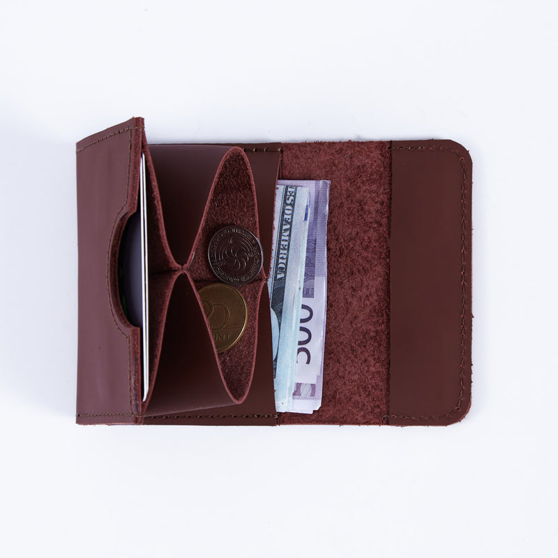 Lean Compact wallet made of classic leather