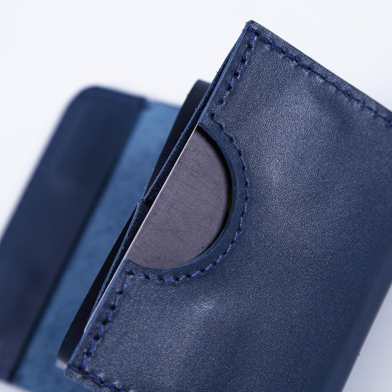 Lean Compact wallet made of classic leather