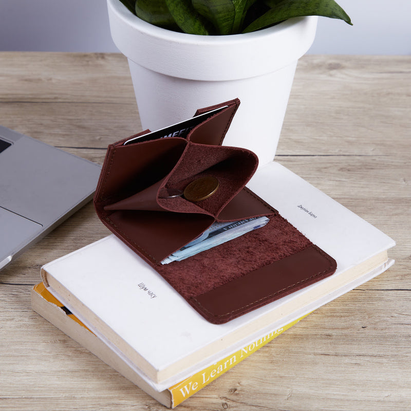 Lean Compact wallet made of classic leather