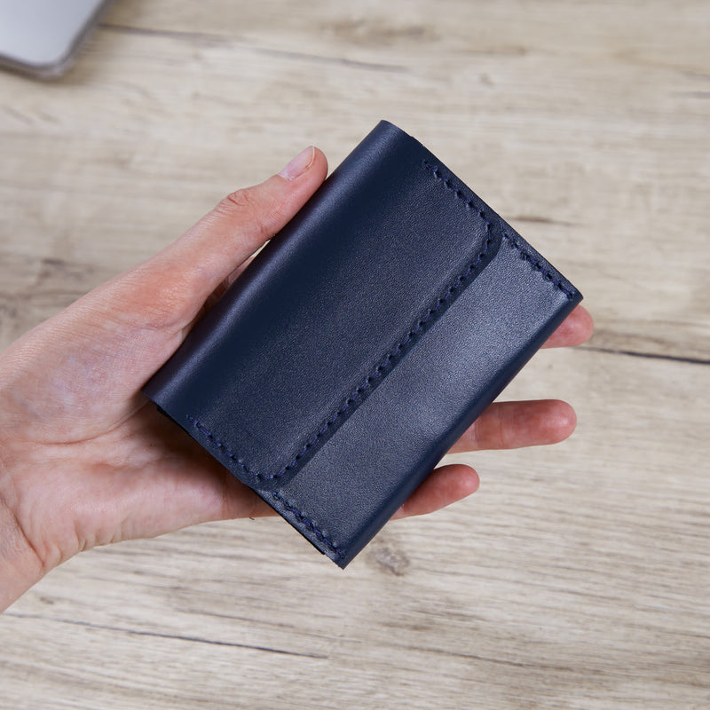 Lean Compact wallet made of classic leather